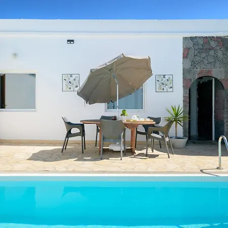 Villa Casa Atlantico -puerto Calero Lanzarote. Piscina