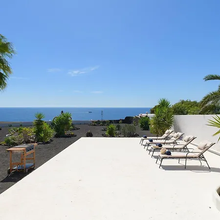 Casa Atlantico -puerto Calero Lanzarote. Piscina Villa Yaiza