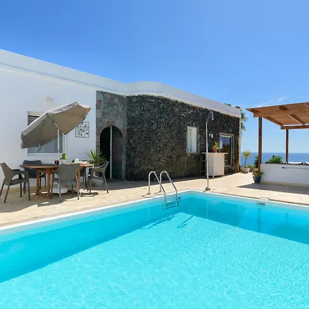 Villa Casa Atlantico -puerto Calero Lanzarote. Piscina *