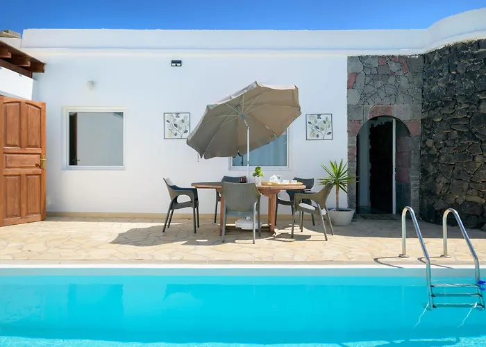 Casa Atlantico -puerto Calero Lanzarote. Piscina וילה יאיזה