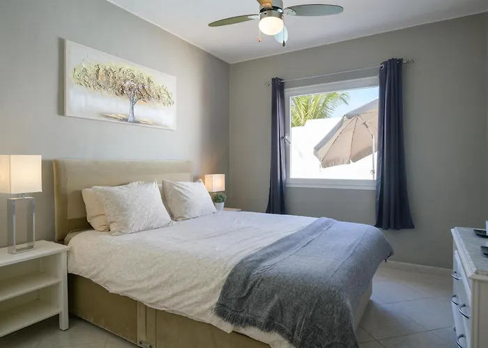 Casa Atlantico -puerto Calero Lanzarote. Piscina וילה יאיזה